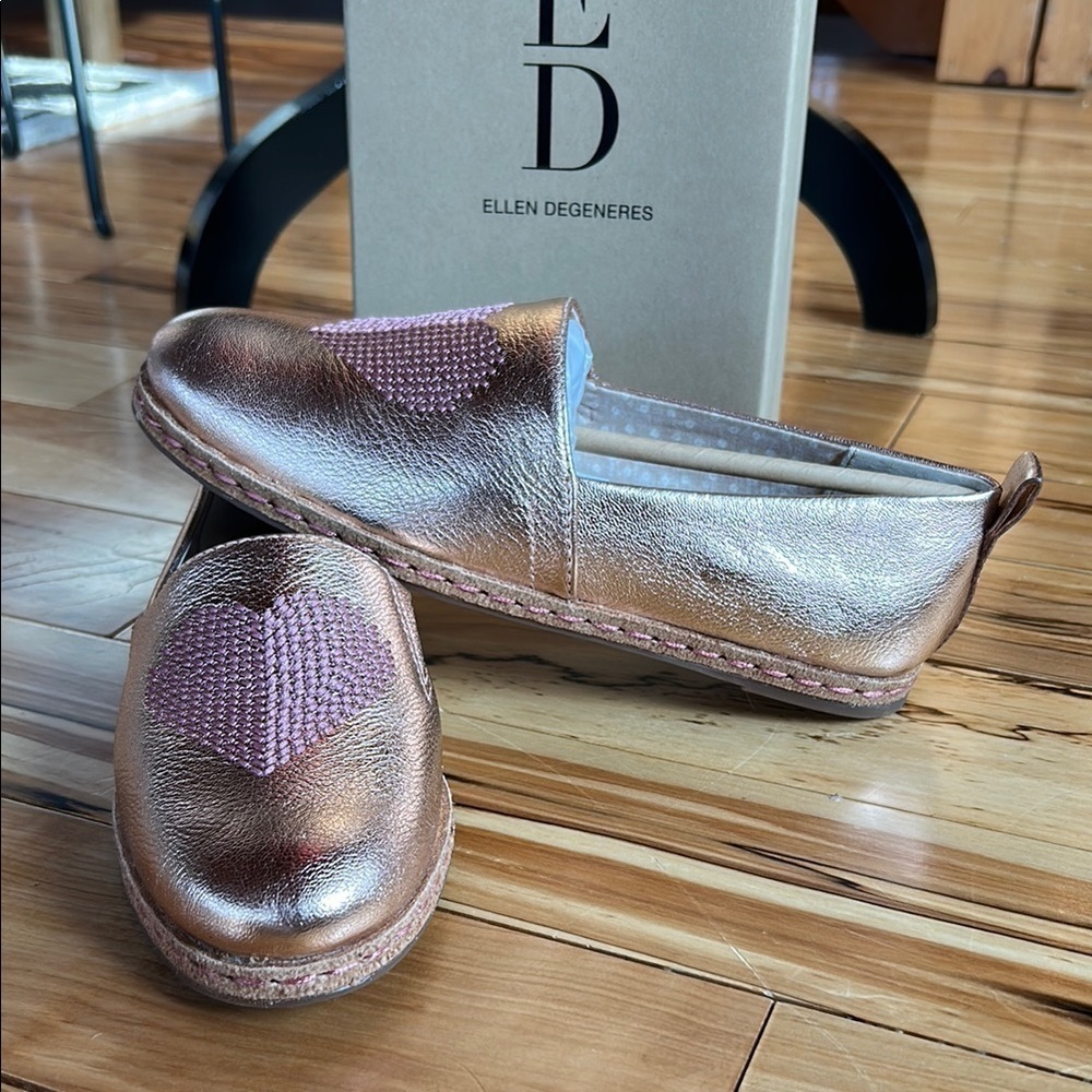 Ellen DeGeneres Metallic Rose Gold Loafers with Textured Finish - Picture 5 of 11